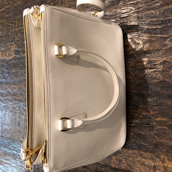 Prada bag - Picture 3 of 5